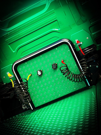 /products/steckerplatte-aus-edelstahl-rohr-o76mm-und-alu-riffelblech/